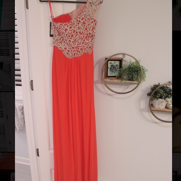 Formal dress - Picture 2 of 5